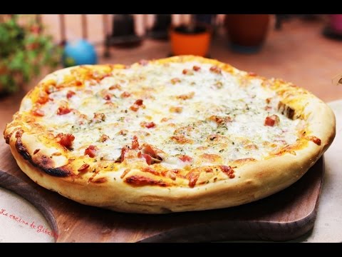 Deliciosa masa de pizza con cerveza